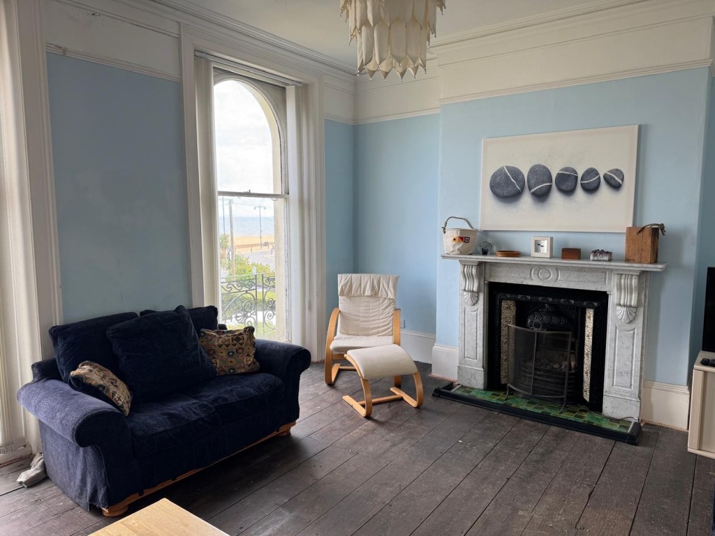 Lot: 81 - FREEHOLD SEAFRONT FIVE STOREY HOME WITH PARKING AND BEAUTIFUL BEACH AND SEA VIEWS - The First Floor Living Room